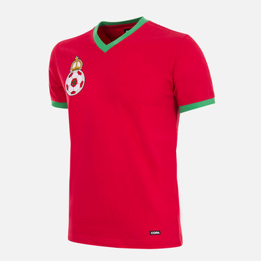 Flat-lay of the Morocco 1970´s Retro Football Shirt, featuring a red base with green collar and sleeve detailing, and an embroidered Moroccan football federation badge.