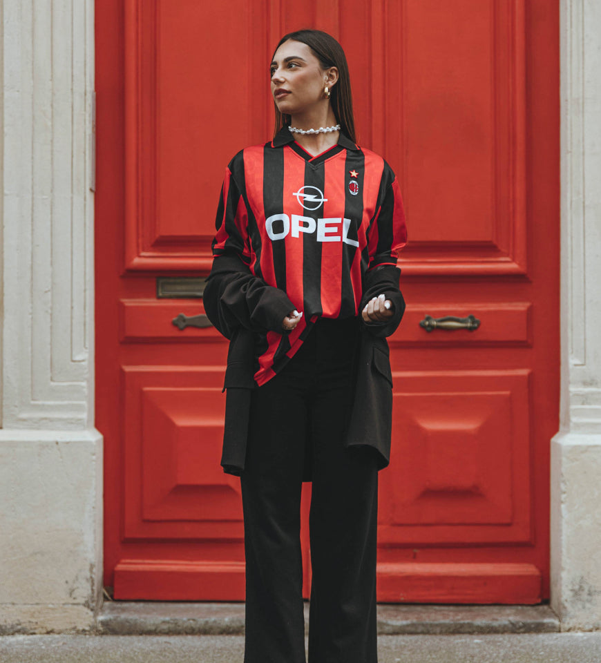 Model wearing the AC Milan 1996 Retro Football Shirt