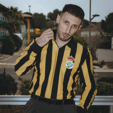 model wearing the Real Betis 1915 Retro Football Shirt