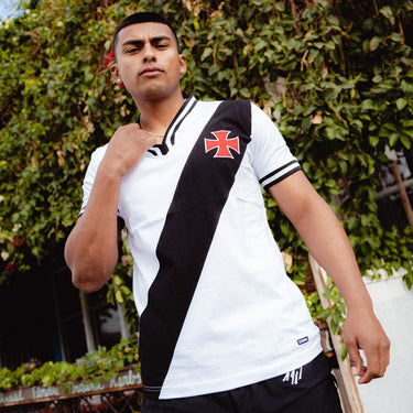 Model wearing the Vasco da Gama 1975 Away Retro Football Shirt, posing outdoors.