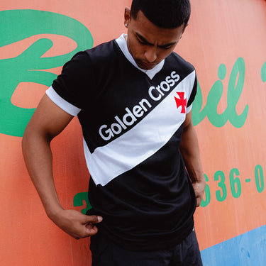 A model wearing the Vasco da Gama 1985 Retro Football Shirt, posing in front of a graffiti wall.