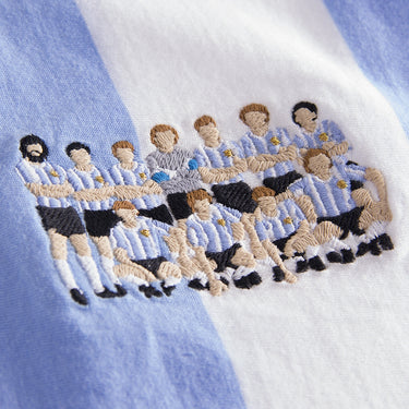 Close-up of the embroidered Argentina 1986 World Cup-winning team on the chest, showcasing detailed stitching.